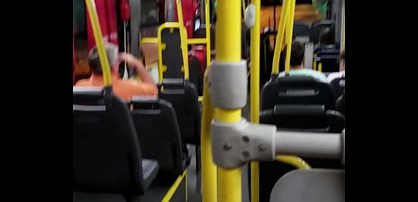  masturbando polla en un bus antes de que me llene la cola de leche